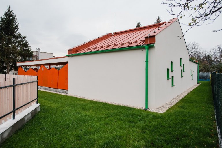 Máme veľkú radosť, že projekt novostavby detských jaslí v obci Predmier, okres Bytča dosiahol svoju reálnu podobu. Nahliadnite do čistých a útulných priestorov…