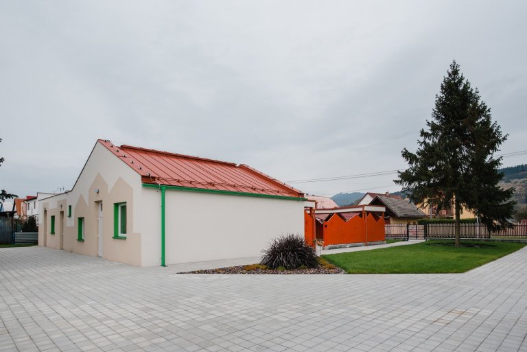 Máme veľkú radosť, že projekt novostavby detských jaslí v obci Predmier, okres Bytča dosiahol svoju reálnu podobu. Nahliadnite do čistých a útulných priestorov…