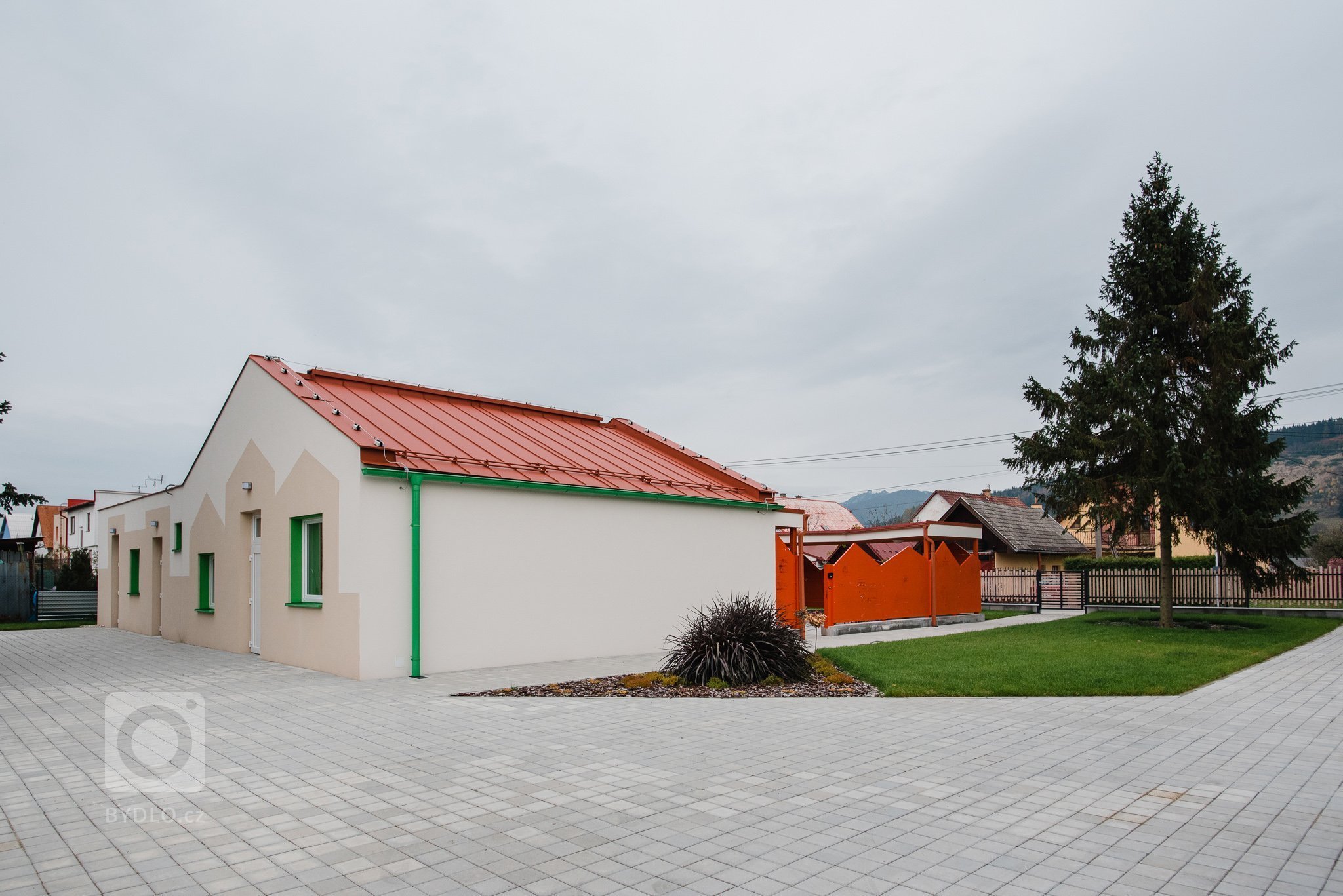 Máme veľkú radosť, že projekt novostavby detských jaslí v obci Predmier, okres Bytča dosiahol svoju reálnu podobu. Nahliadnite do čistých a útulných priestorov…