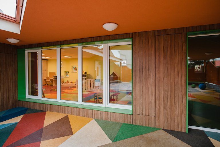 Máme veľkú radosť, že projekt novostavby detských jaslí v obci Predmier, okres Bytča dosiahol svoju reálnu podobu. Nahliadnite do čistých a útulných priestorov…