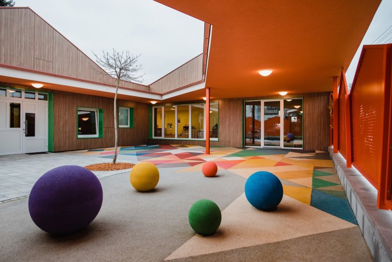 Máme veľkú radosť, že projekt novostavby detských jaslí v obci Predmier, okres Bytča dosiahol svoju reálnu podobu. Nahliadnite do čistých a útulných priestorov…