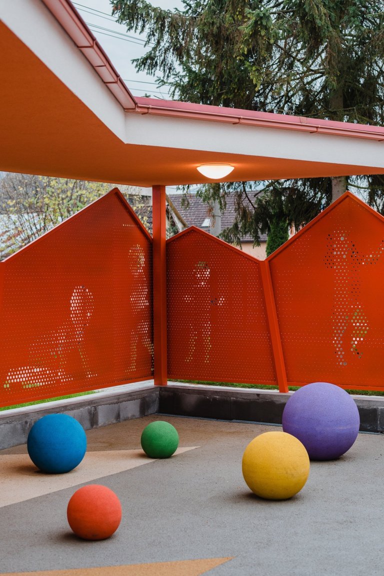 Máme veľkú radosť, že projekt novostavby detských jaslí v obci Predmier, okres Bytča dosiahol svoju reálnu podobu. Nahliadnite do čistých a útulných priestorov…