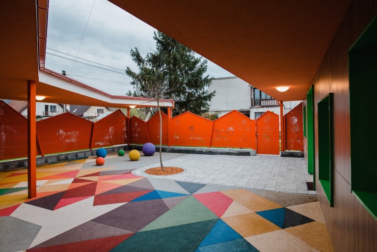 Máme veľkú radosť, že projekt novostavby detských jaslí v obci Predmier, okres Bytča dosiahol svoju reálnu podobu. Nahliadnite do čistých a útulných priestorov…