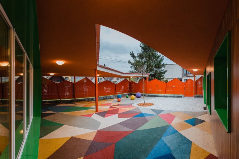 Máme veľkú radosť, že projekt novostavby detských jaslí v obci Predmier, okres Bytča dosiahol svoju reálnu podobu. Nahliadnite do čistých a útulných priestorov…