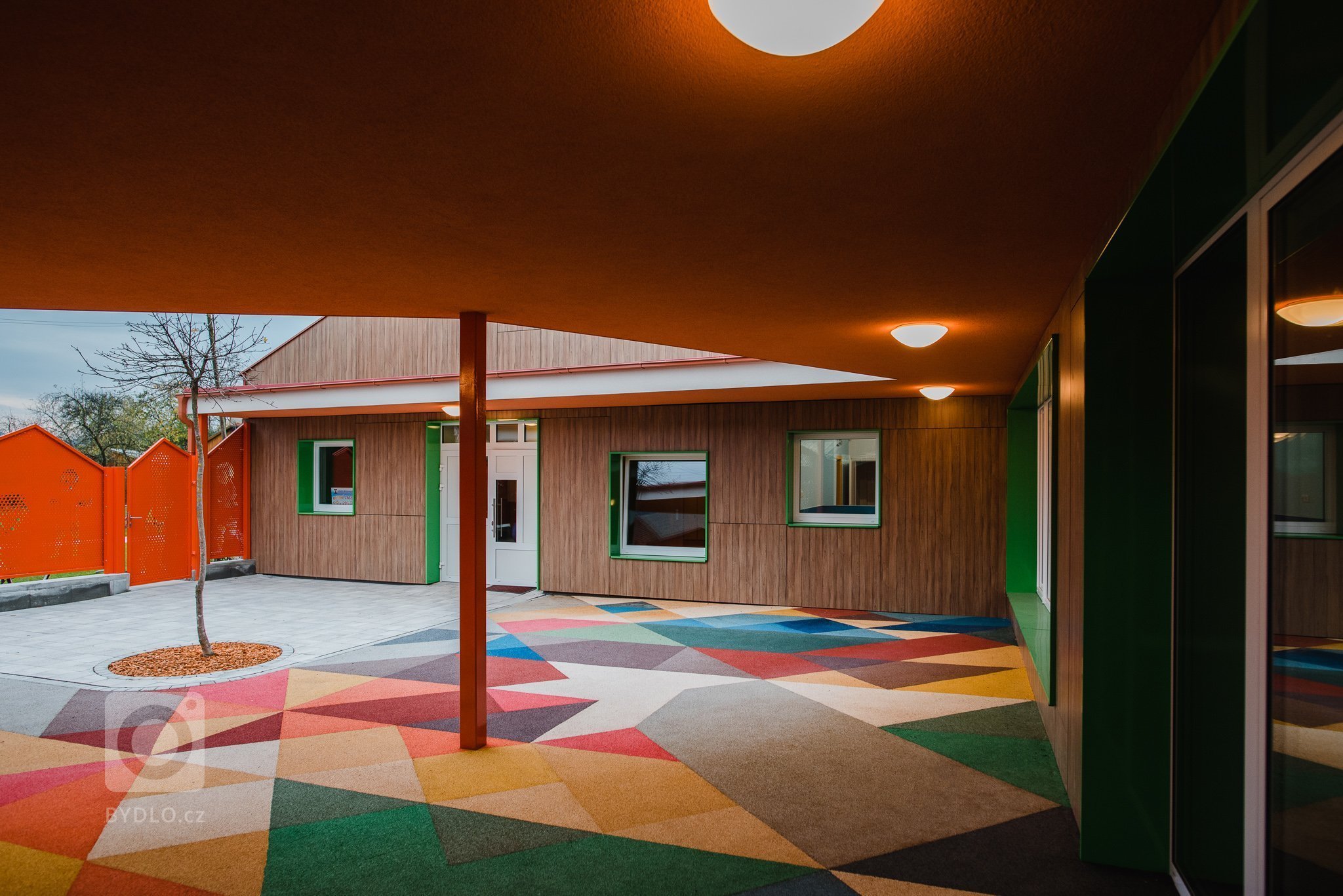 Máme veľkú radosť, že projekt novostavby detských jaslí v obci Predmier, okres Bytča dosiahol svoju reálnu podobu. Nahliadnite do čistých a útulných priestorov…