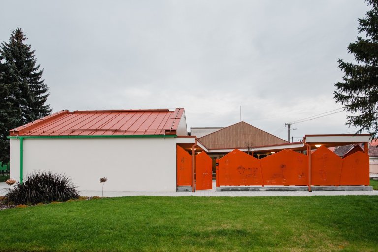 Máme veľkú radosť, že projekt novostavby detských jaslí v obci Predmier, okres Bytča dosiahol svoju reálnu podobu. Nahliadnite do čistých a útulných priestorov…