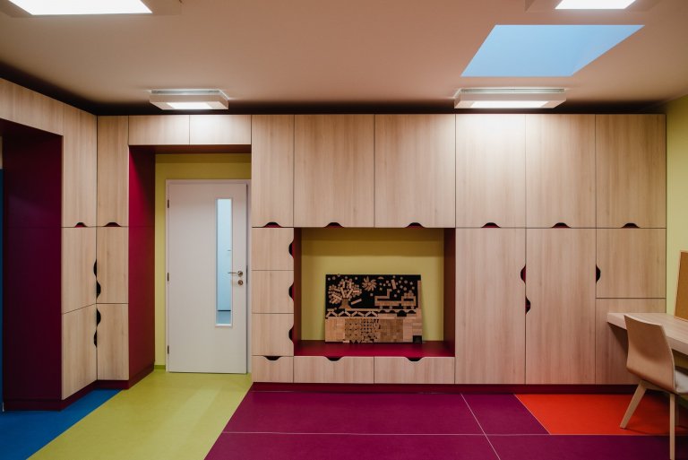 Máme veľkú radosť, že projekt novostavby detských jaslí v obci Predmier, okres Bytča dosiahol svoju reálnu podobu. Nahliadnite do čistých a útulných priestorov…