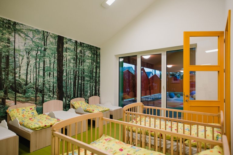 Máme veľkú radosť, že projekt novostavby detských jaslí v obci Predmier, okres Bytča dosiahol svoju reálnu podobu. Nahliadnite do čistých a útulných priestorov…