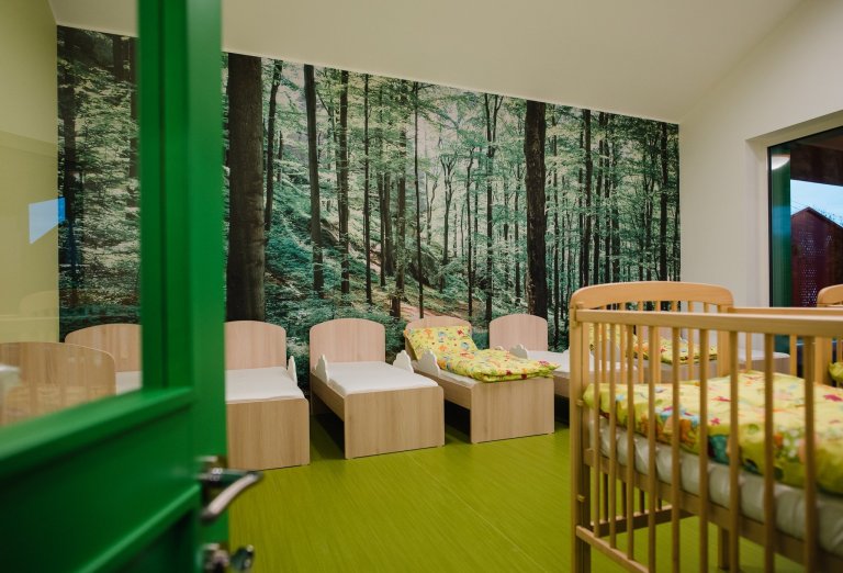 Máme veľkú radosť, že projekt novostavby detských jaslí v obci Predmier, okres Bytča dosiahol svoju reálnu podobu. Nahliadnite do čistých a útulných priestorov…