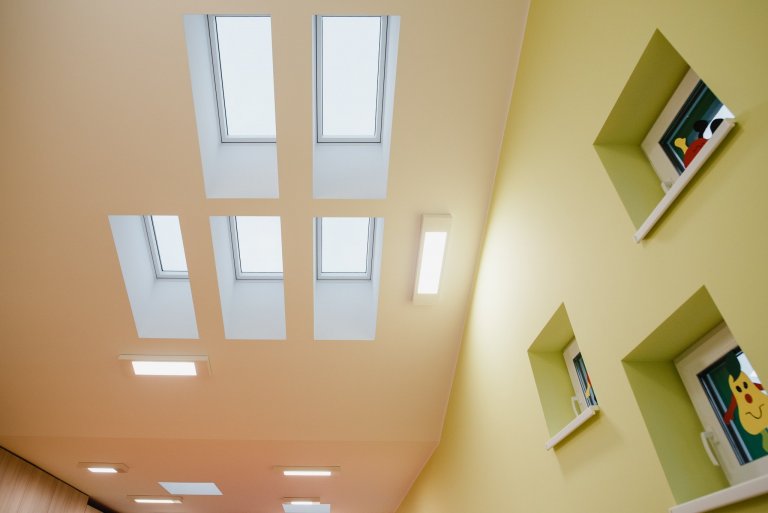 Máme veľkú radosť, že projekt novostavby detských jaslí v obci Predmier, okres Bytča dosiahol svoju reálnu podobu. Nahliadnite do čistých a útulných priestorov…