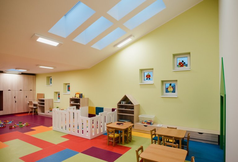 Máme veľkú radosť, že projekt novostavby detských jaslí v obci Predmier, okres Bytča dosiahol svoju reálnu podobu. Nahliadnite do čistých a útulných priestorov…