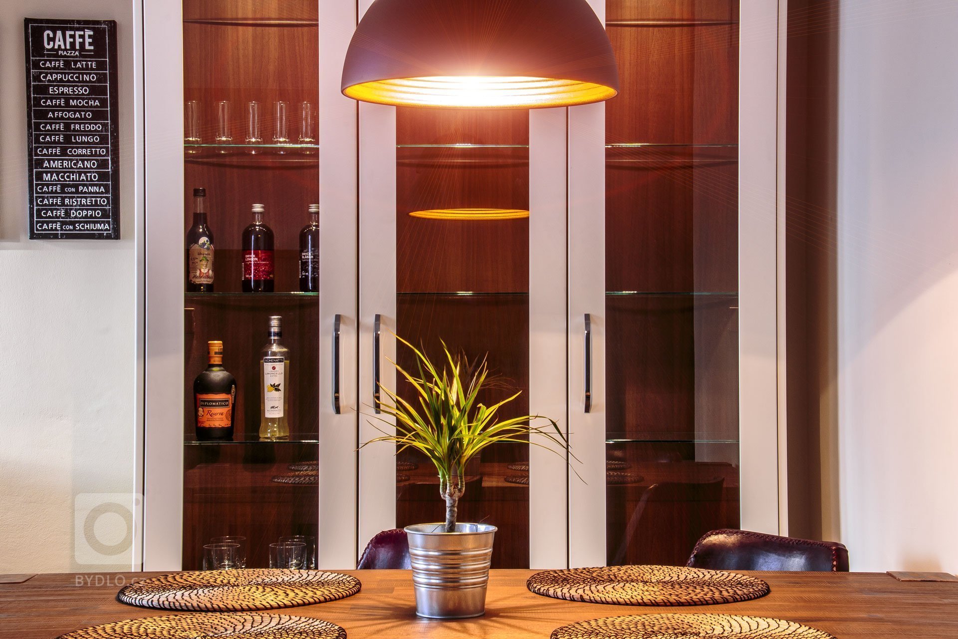 Kuchyně je bezpochyb jedním z nejdůležitějších míst domova. Stává se centrem působení celé rodiny, ale také místem k vytváření kulinářských zážitků.
