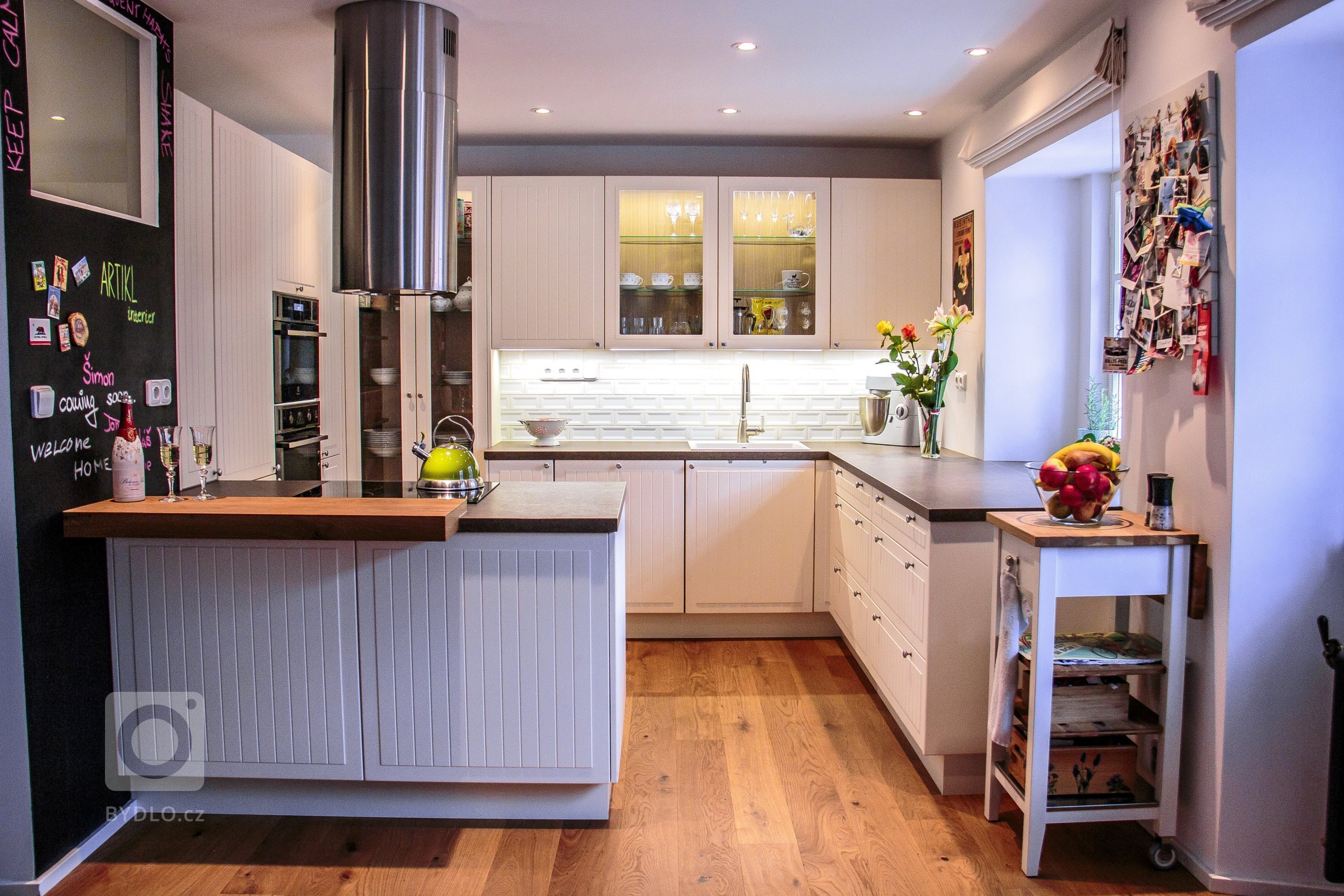 Náročná rekonstrukce bytu v centru Chebu z 19. století. Kompletní návrh a realizace kuchyně v barvě vanilky.&nbsp;Stylově měla kuchyně odpovídat původním…