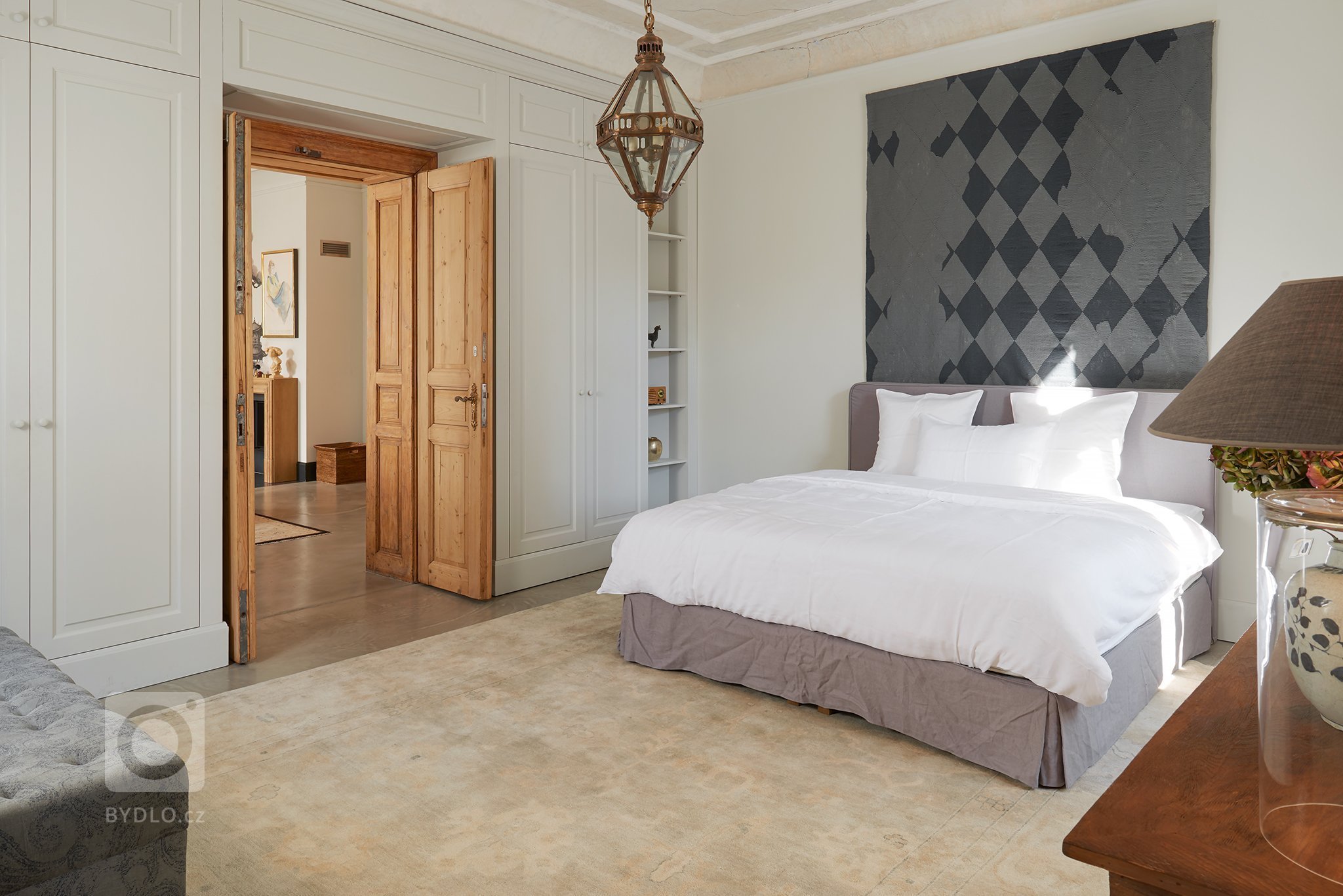 Kompletně zrekonstruovaný velkorysý byt s balkonem a výhledem na Pražský hrad, situovaný ve 2. patře udržovaného renovovaného činžovního domu s výtahem. Byt se…