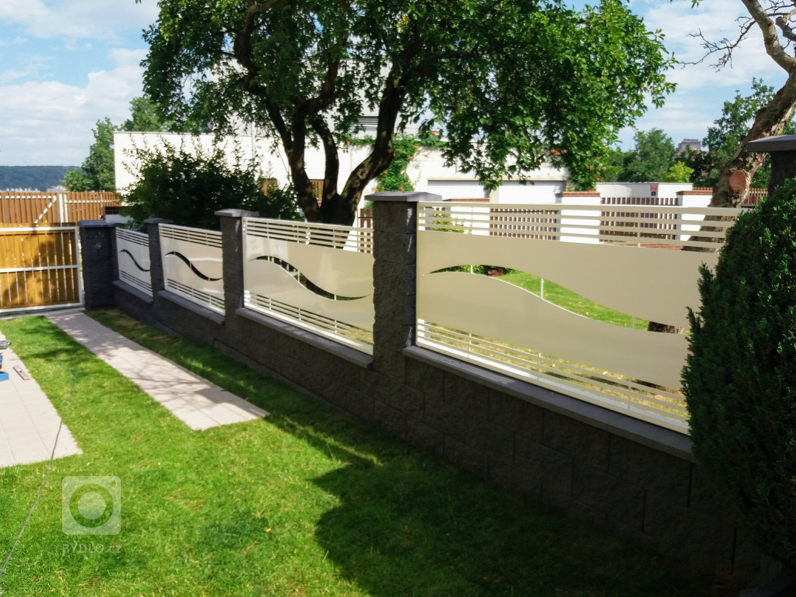 Dodání designových plotových&nbsp; panelů a výplně bran včetně montáže.

Vyrobeno z hliníkového plechu o síle 3mm, který je následně práškově lakován.
