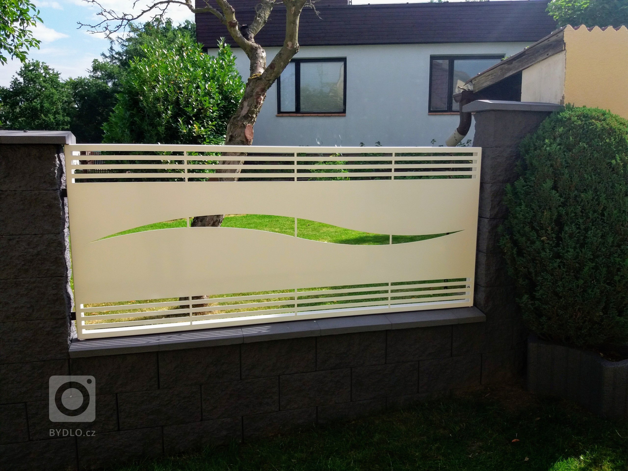 Dodání designových plotových&nbsp; panelů a výplně bran včetně montáže.

Vyrobeno z hliníkového plechu o síle 3mm, který je následně práškově lakován.
