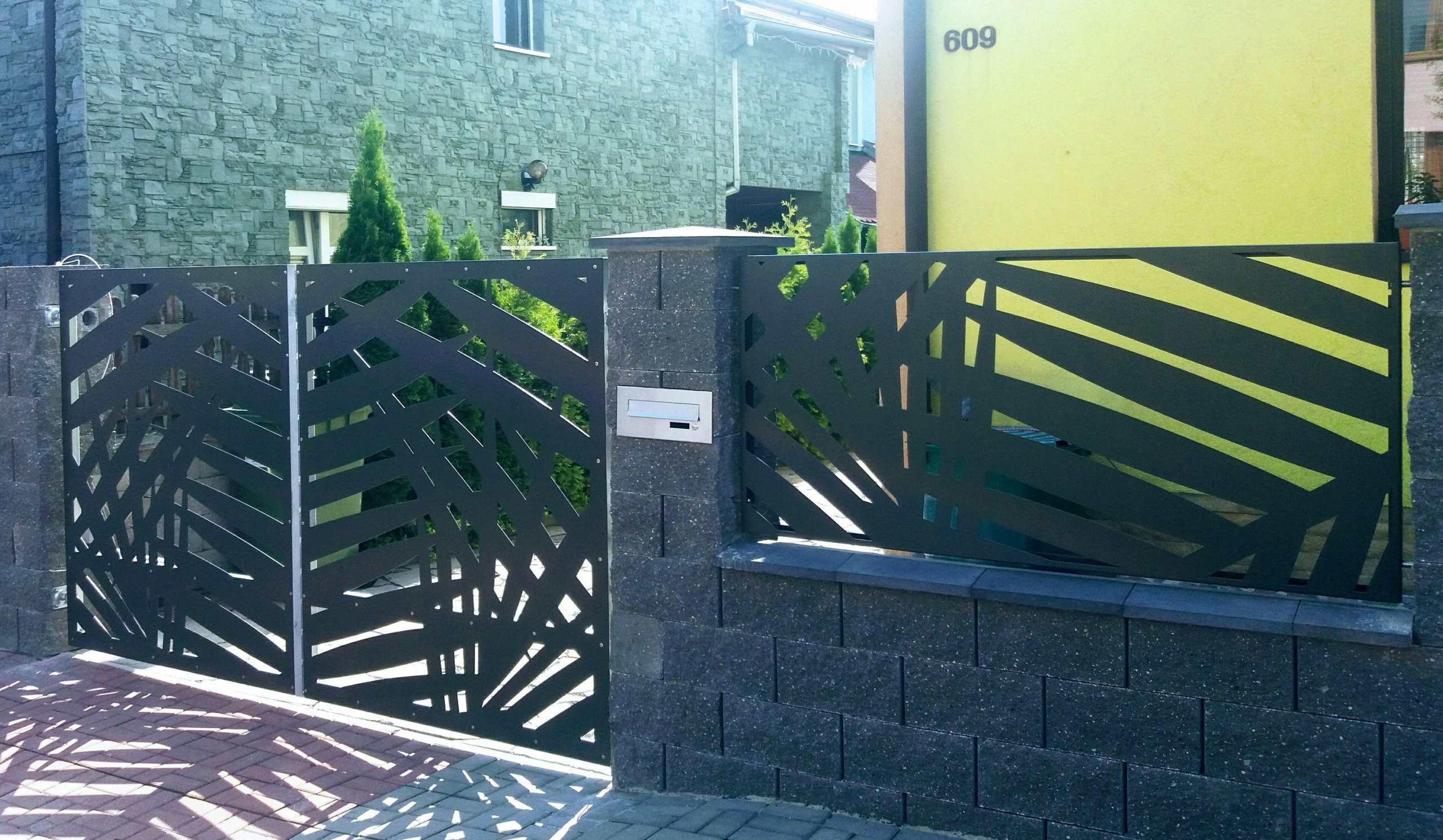 Dodání a montáž designových panelů a kompletní otevírané brány.

&nbsp;
