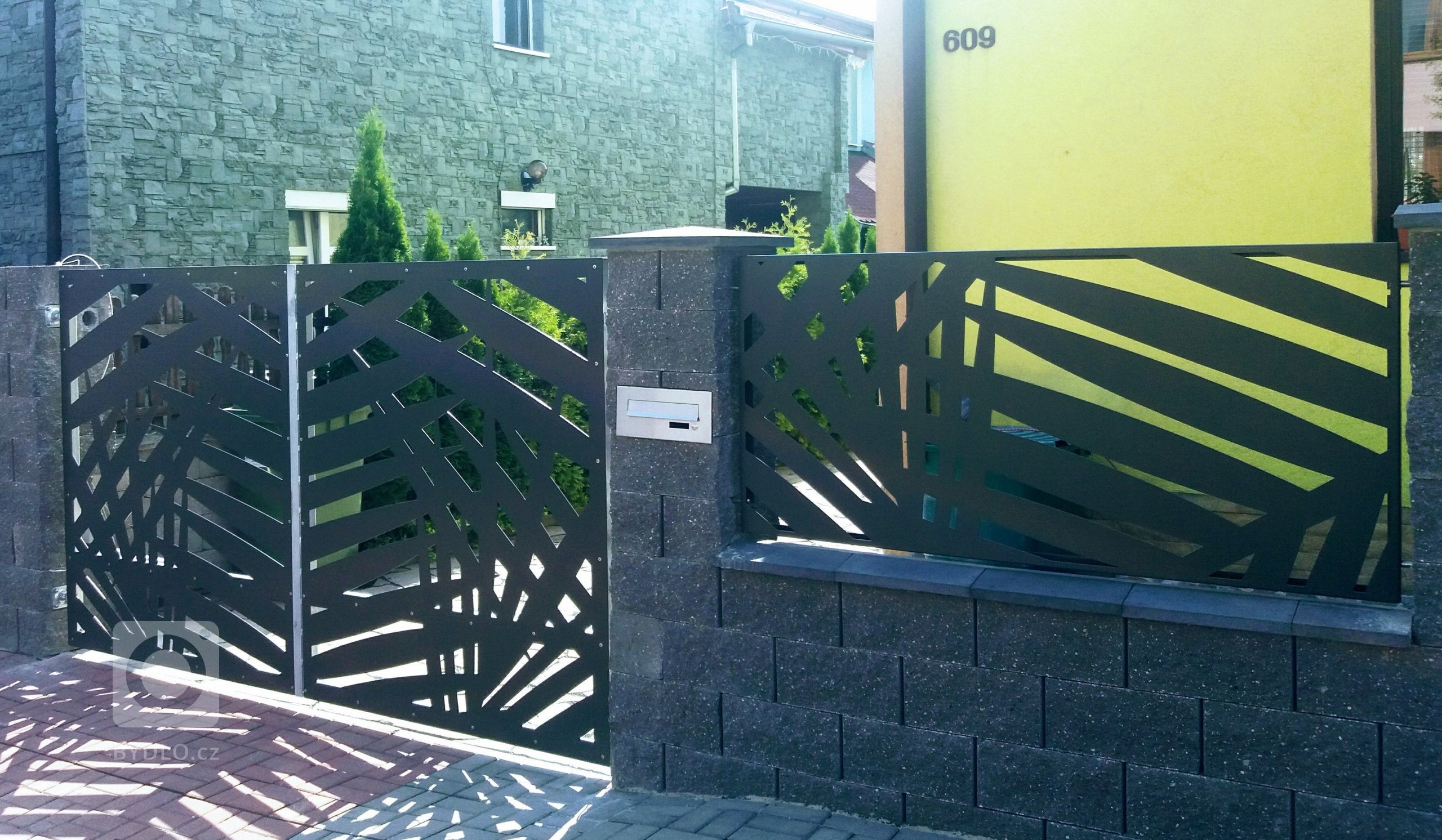 Dodání a montáž designových panelů a kompletní otevírané brány.

&nbsp;
