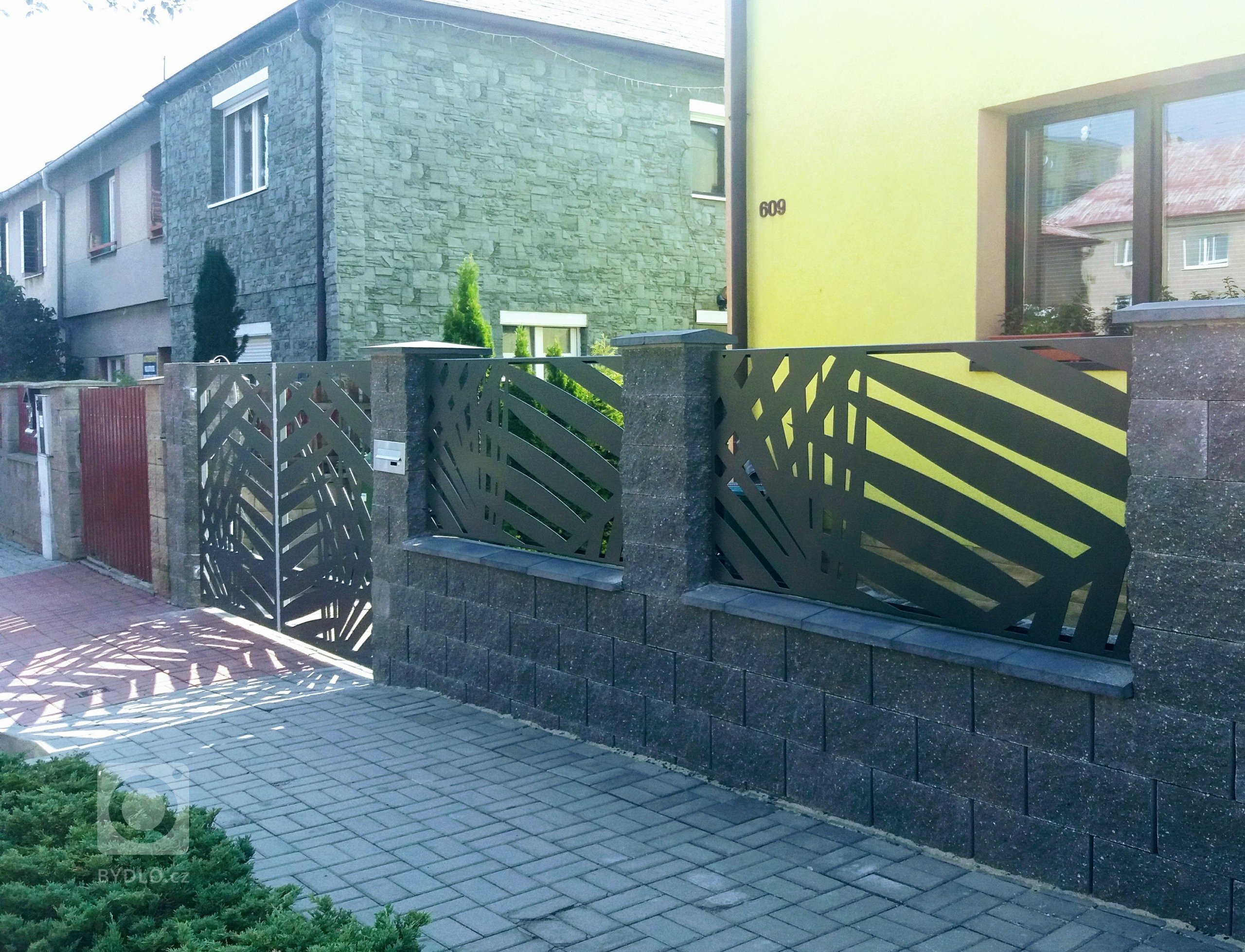 Dodání a montáž designových panelů a kompletní otevírané brány.

&nbsp;
