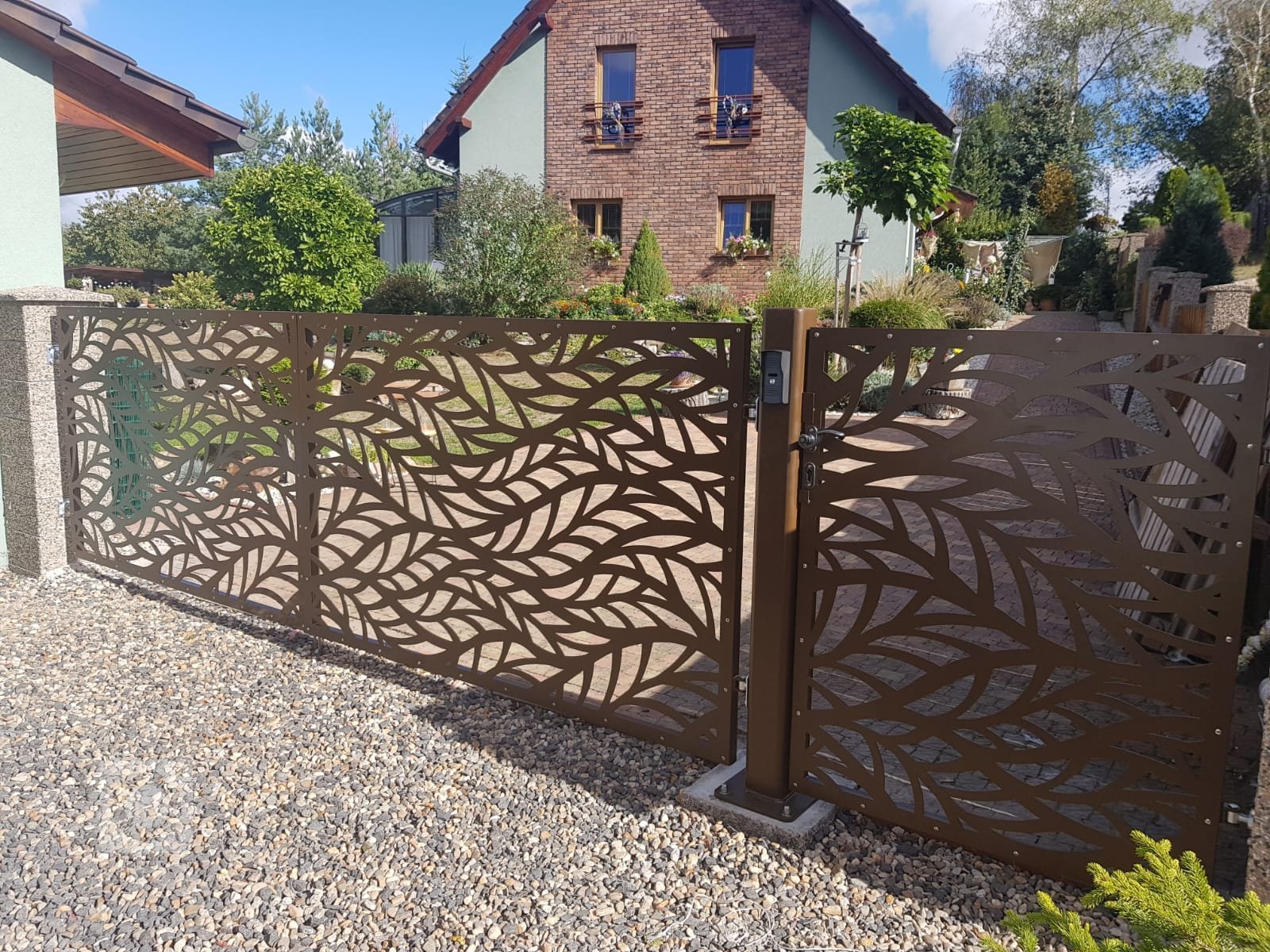 Dodání a montáž designové brány včetně branky.
