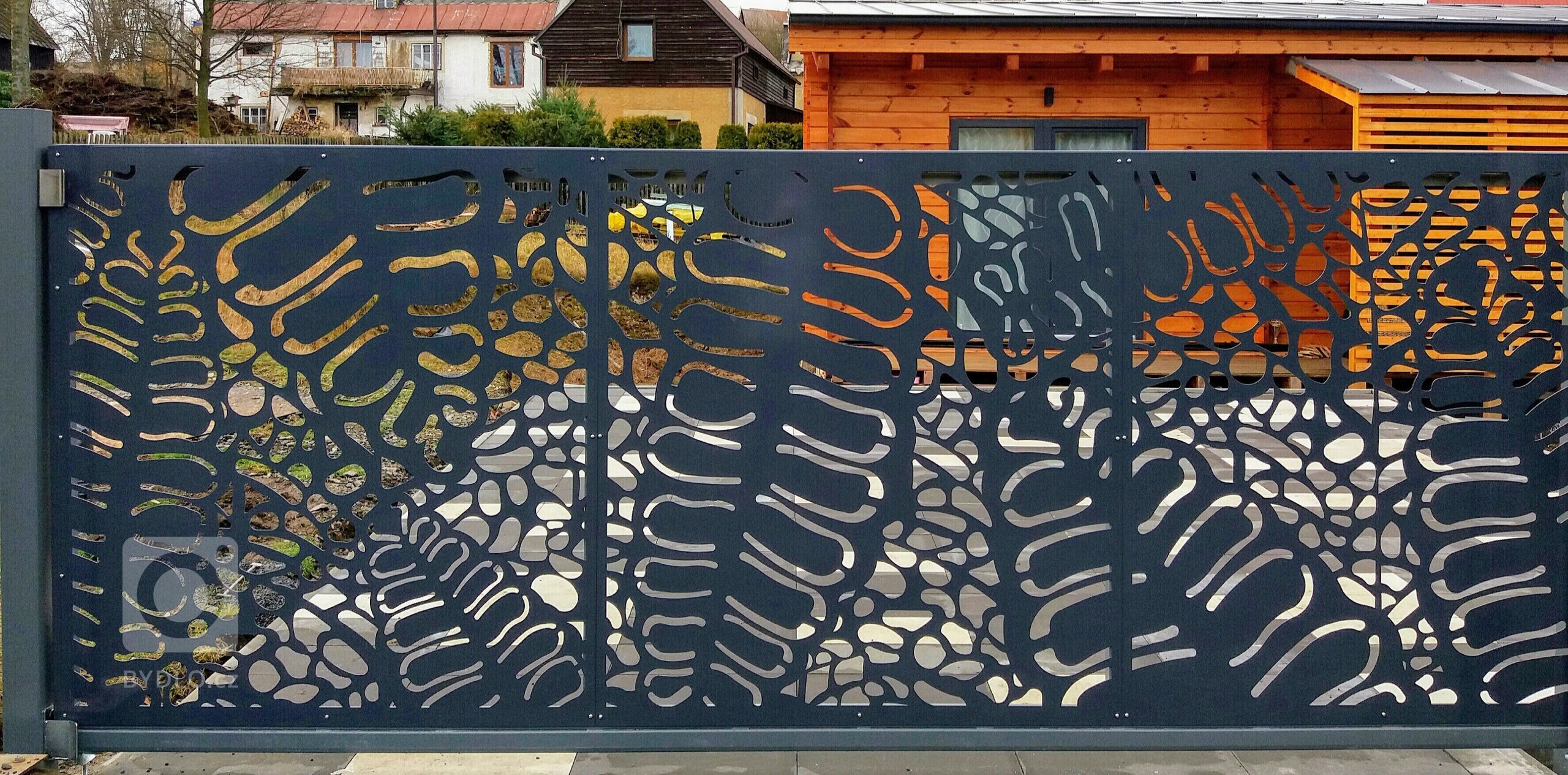 Dodání a montáž designové výplně do již zhotovené brány.

Výplň vyrobena z hliníkového plechu o síle 3mm.
