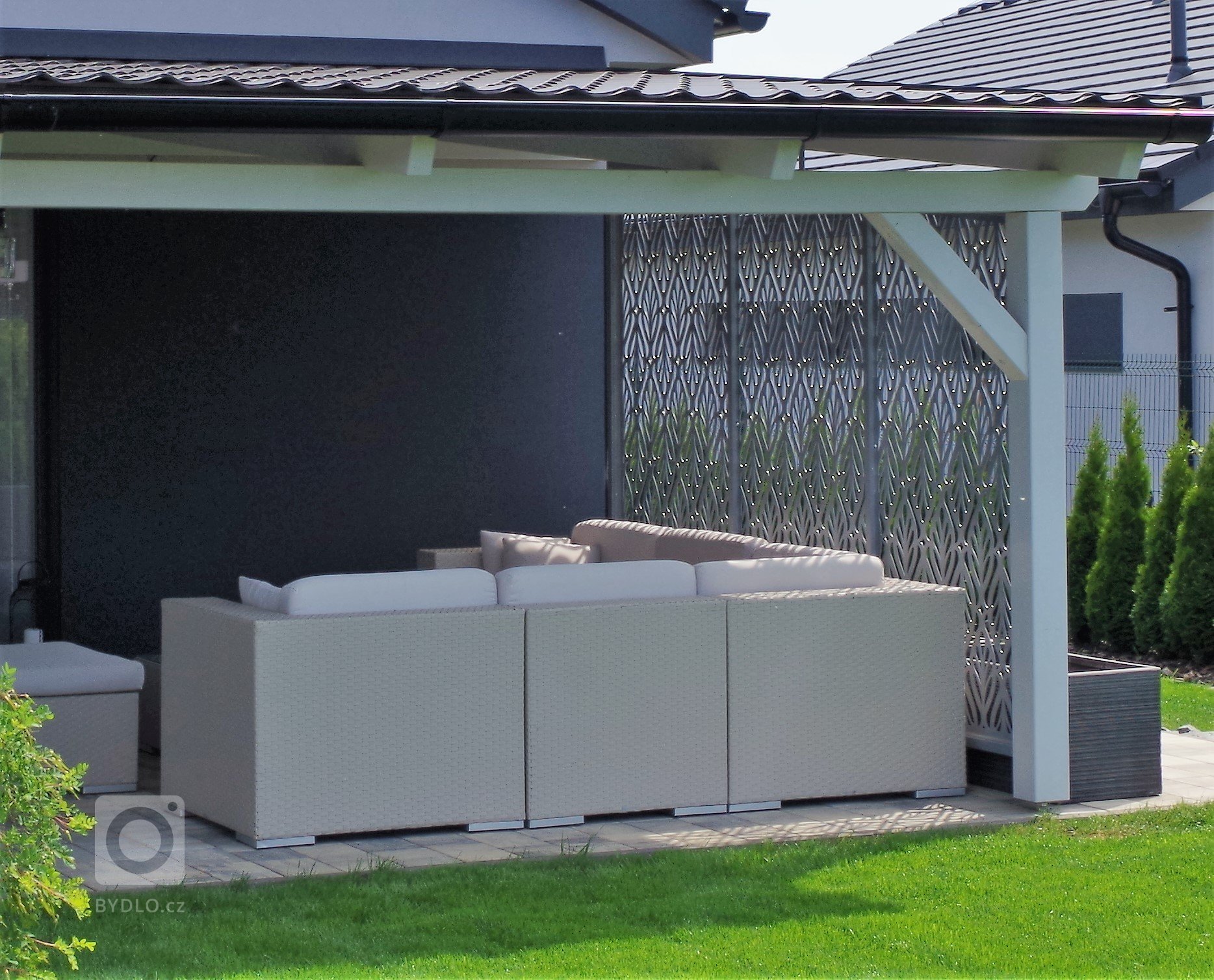 Dodání a montáž designového zastínění pergoly.

Na sloupy pergoly byla namontována zastiňovací zástěna, která vytvořila soukrom
