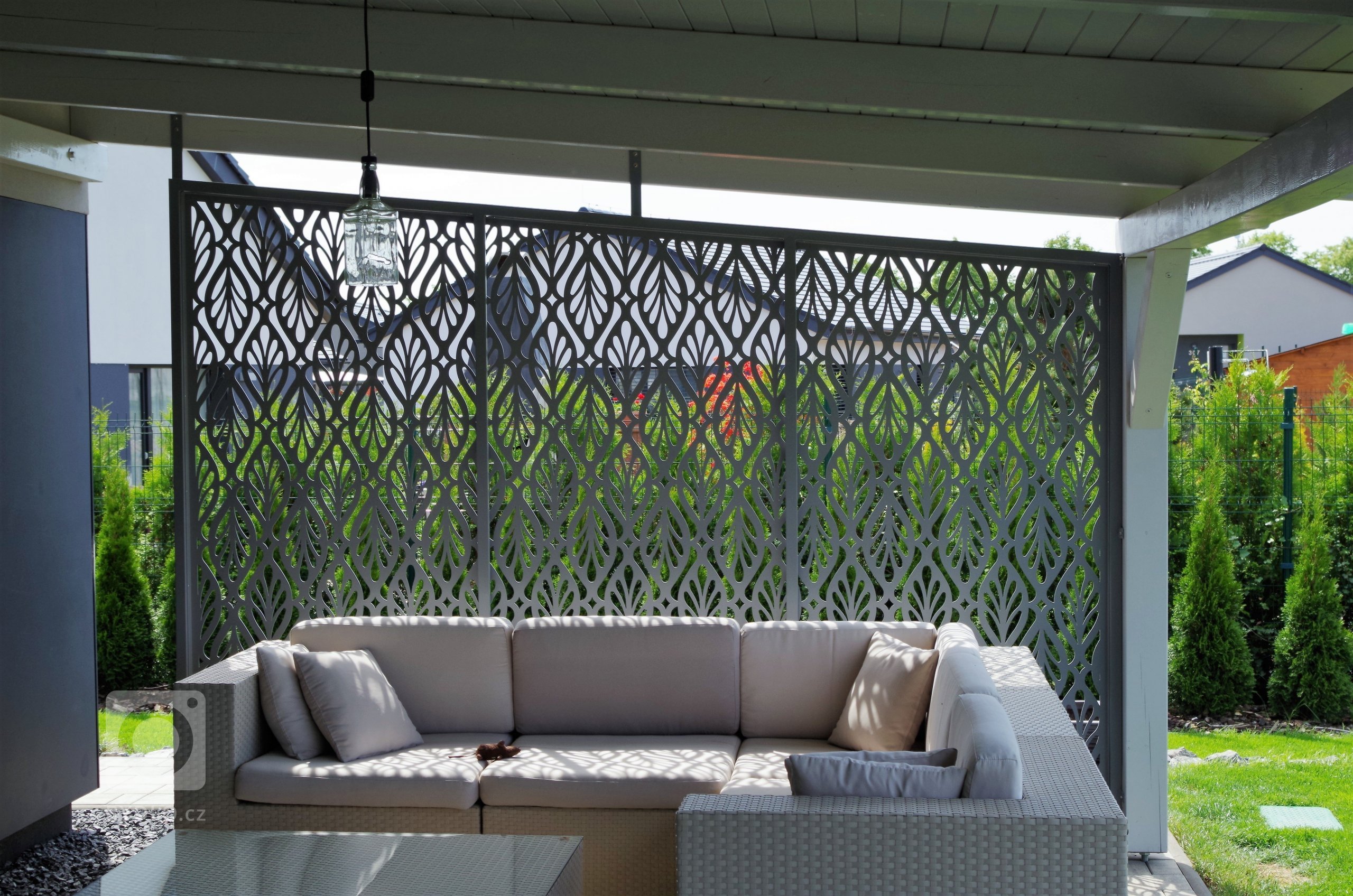 Dodání a montáž designového zastínění pergoly.

Na sloupy pergoly byla namontována zastiňovací zástěna, která vytvořila soukrom
