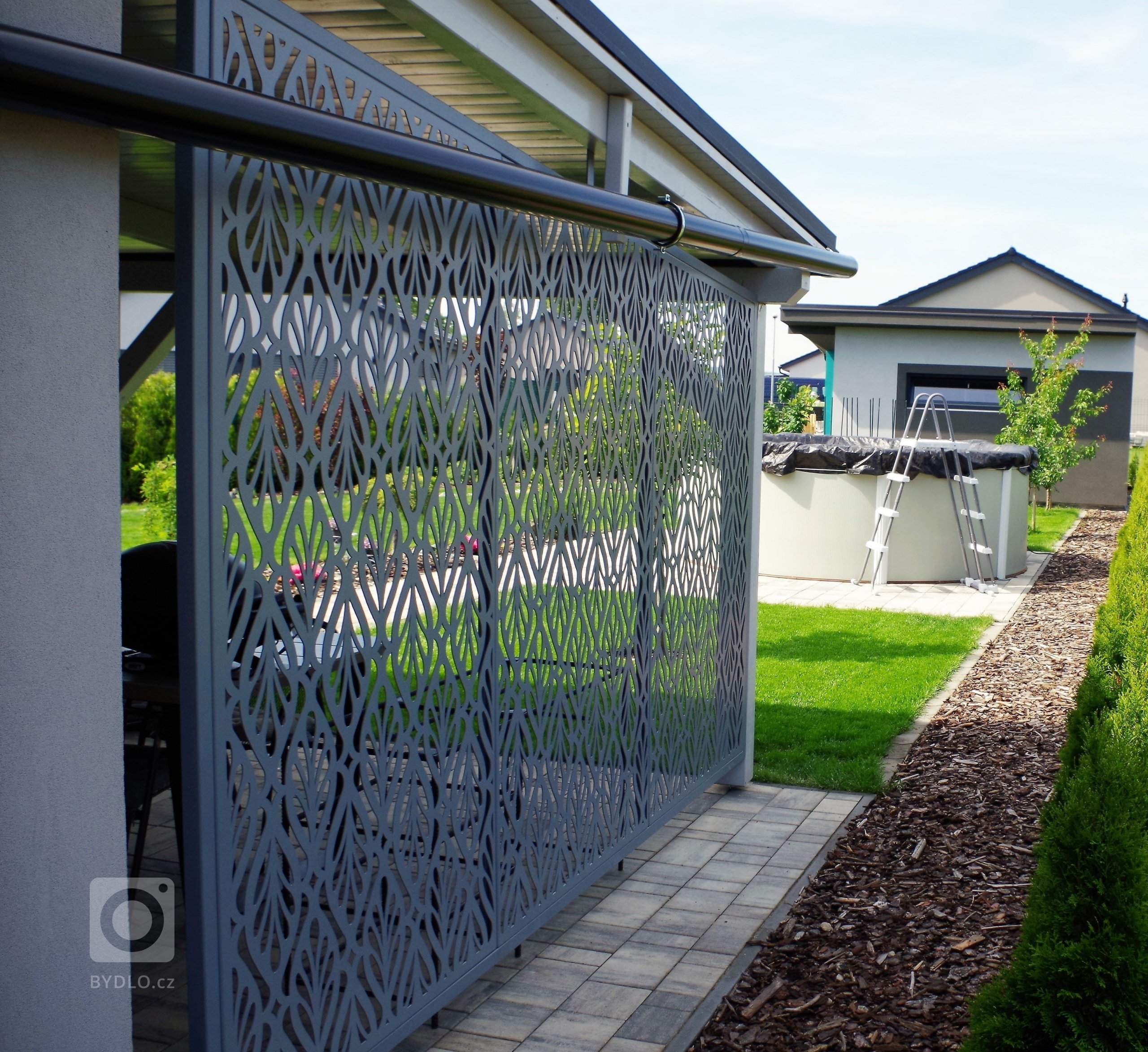 Dodání a montáž designového zastínění pergoly.

Na sloupy pergoly byla namontována zastiňovací zástěna, která vytvořila soukrom
