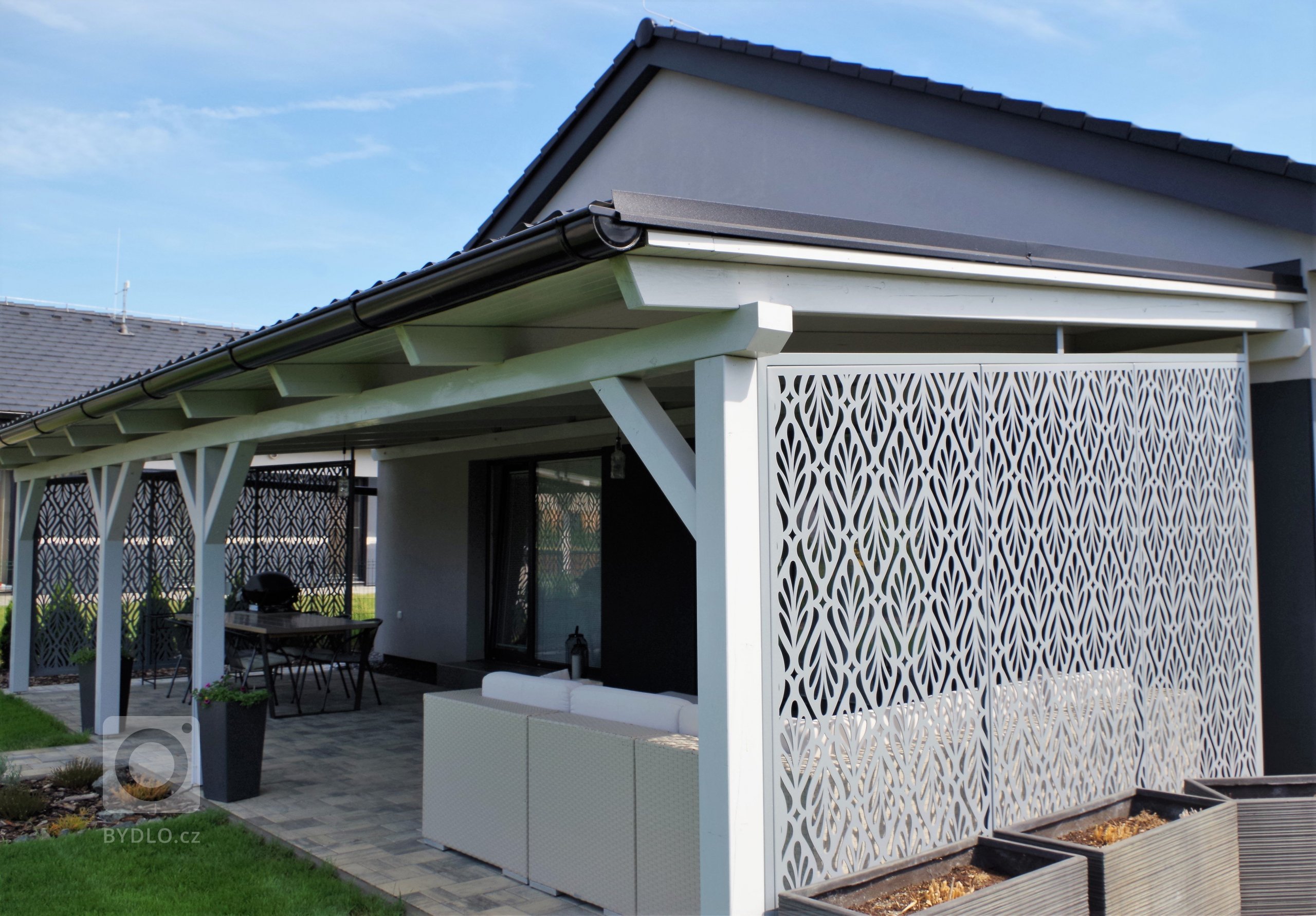 Dodání a montáž designového zastínění pergoly.

Na sloupy pergoly byla namontována zastiňovací zástěna, která vytvořila soukrom
