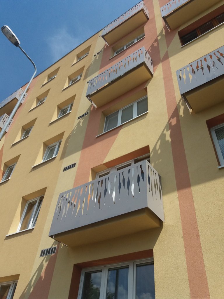 Dodání a ontáž designového zábradlí na panelovém domě.
