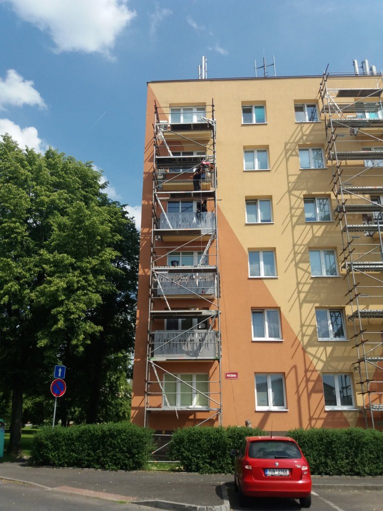 Dodání a ontáž designového zábradlí na panelovém domě.
