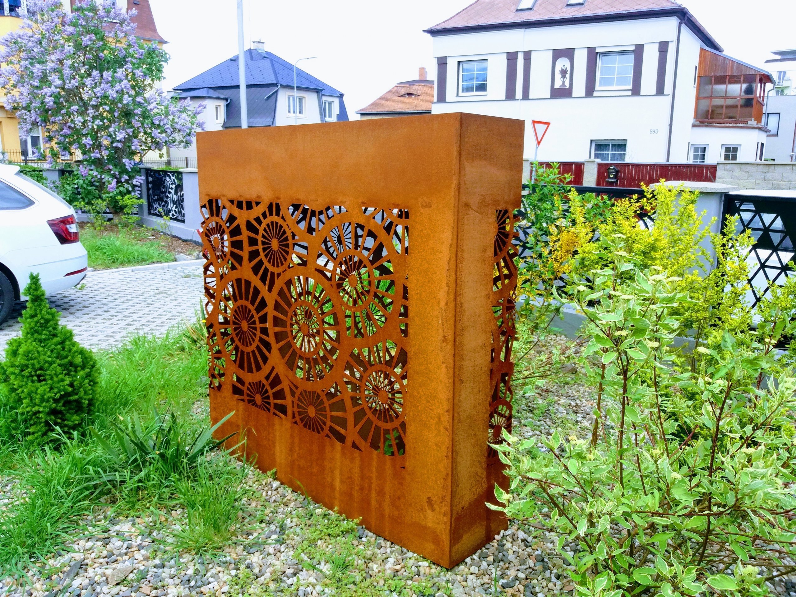 Dodání designového květináče z Cortenu.
