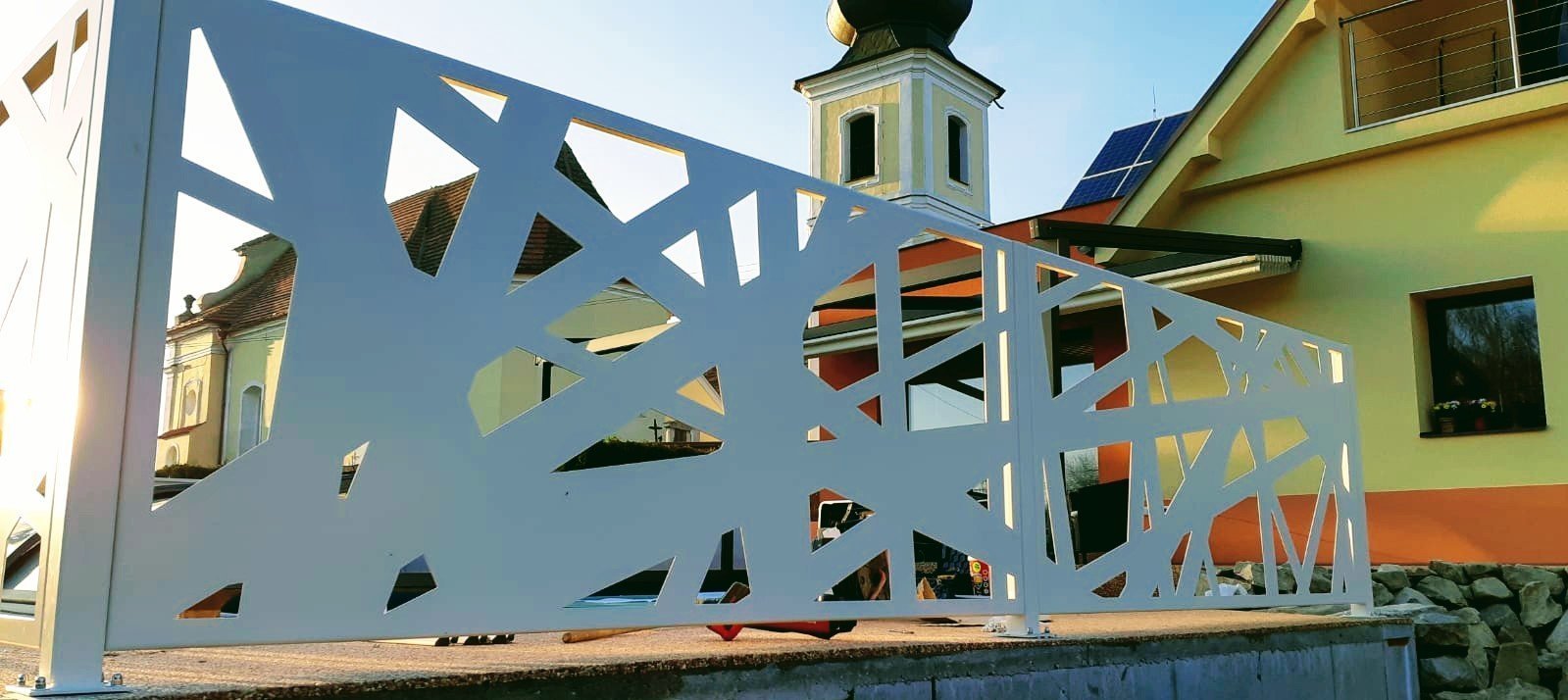 Exteriérové zábradlí vyrobené kompletně z hliníku.
