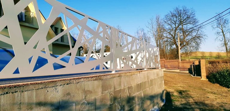 Exteriérové zábradlí vyrobené kompletně z hliníku.
