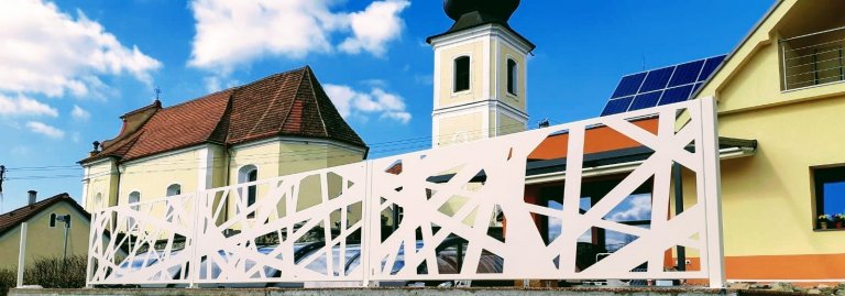 Exteriérové zábradlí vyrobené kompletně z hliníku.
