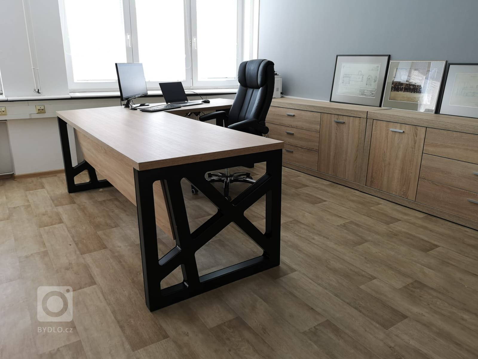 Designový psací stůl