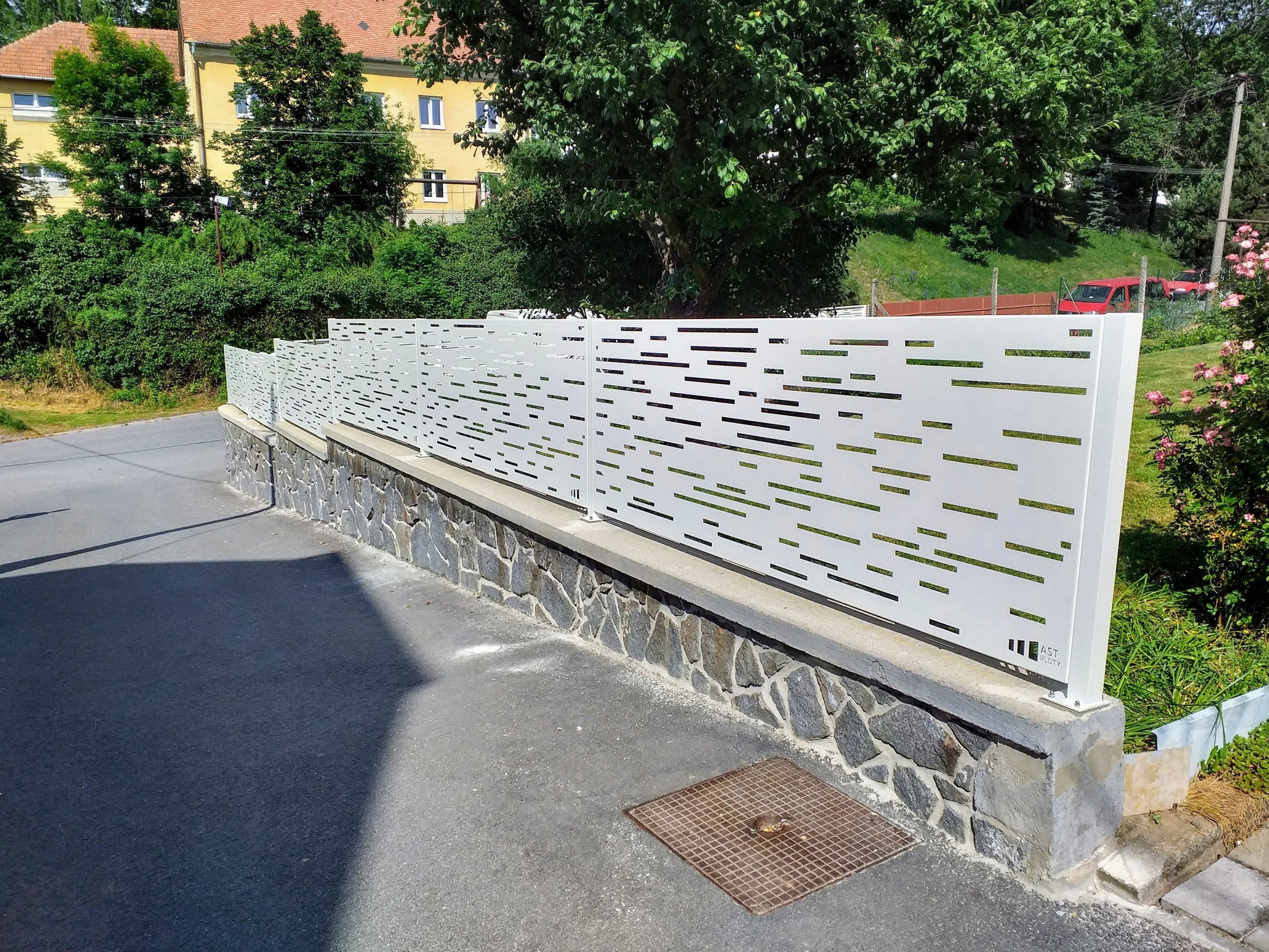 Hliníkový designový plot.
