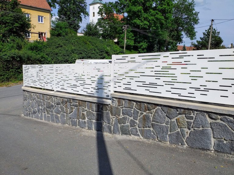 Hliníkový designový plot.
