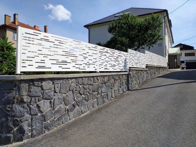 Hliníkový designový plot.
