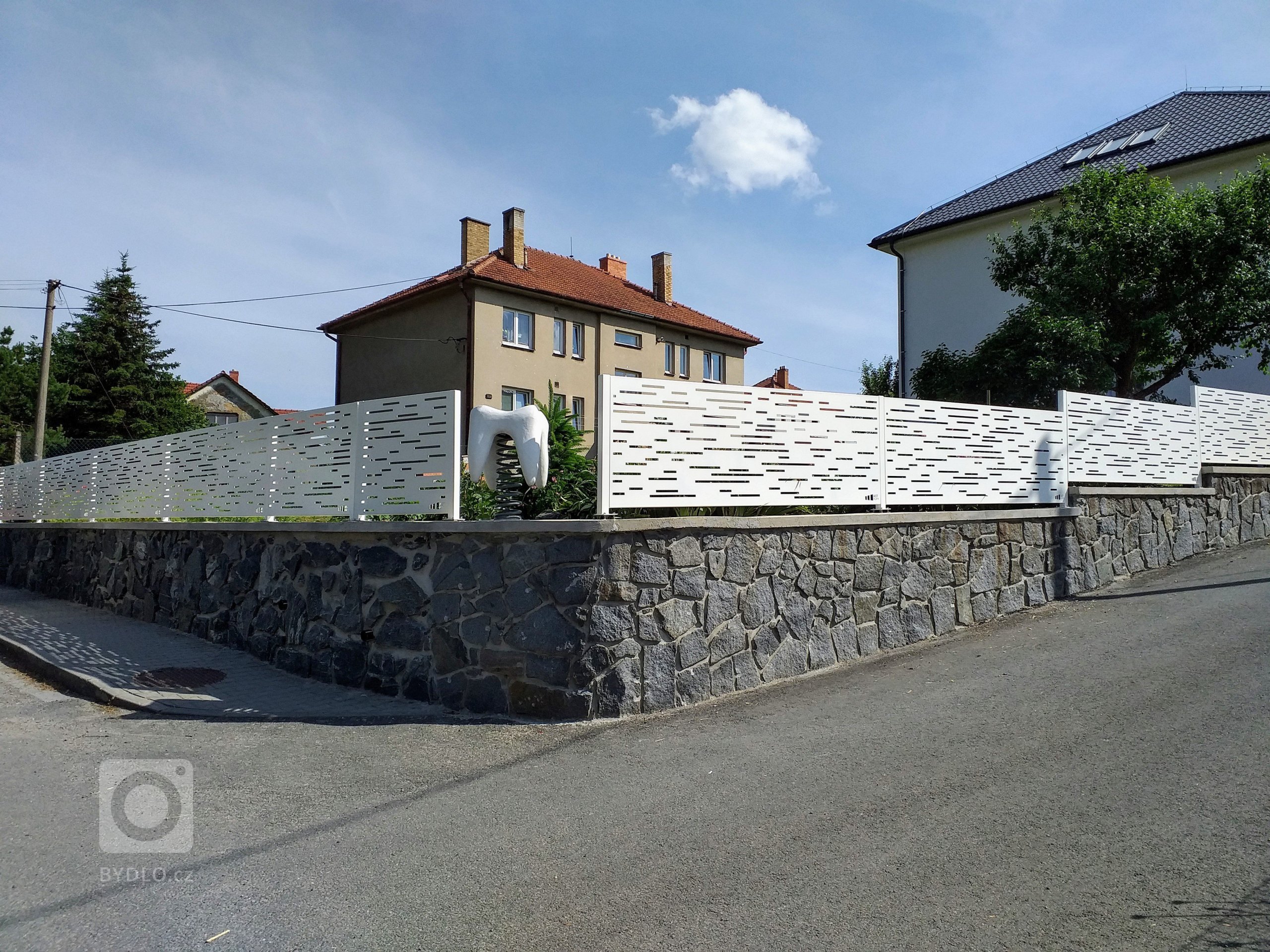 Hliníkový designový plot.
