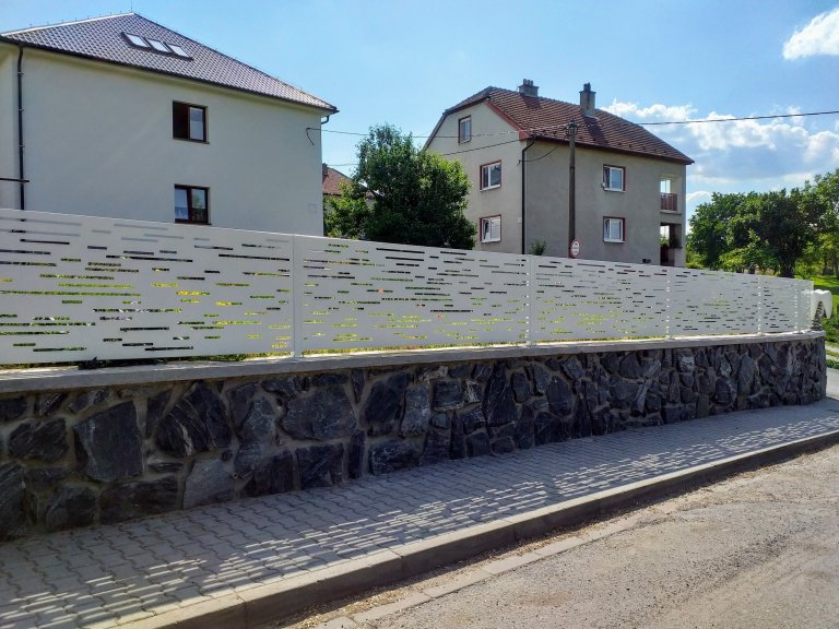 Hliníkový designový plot.
