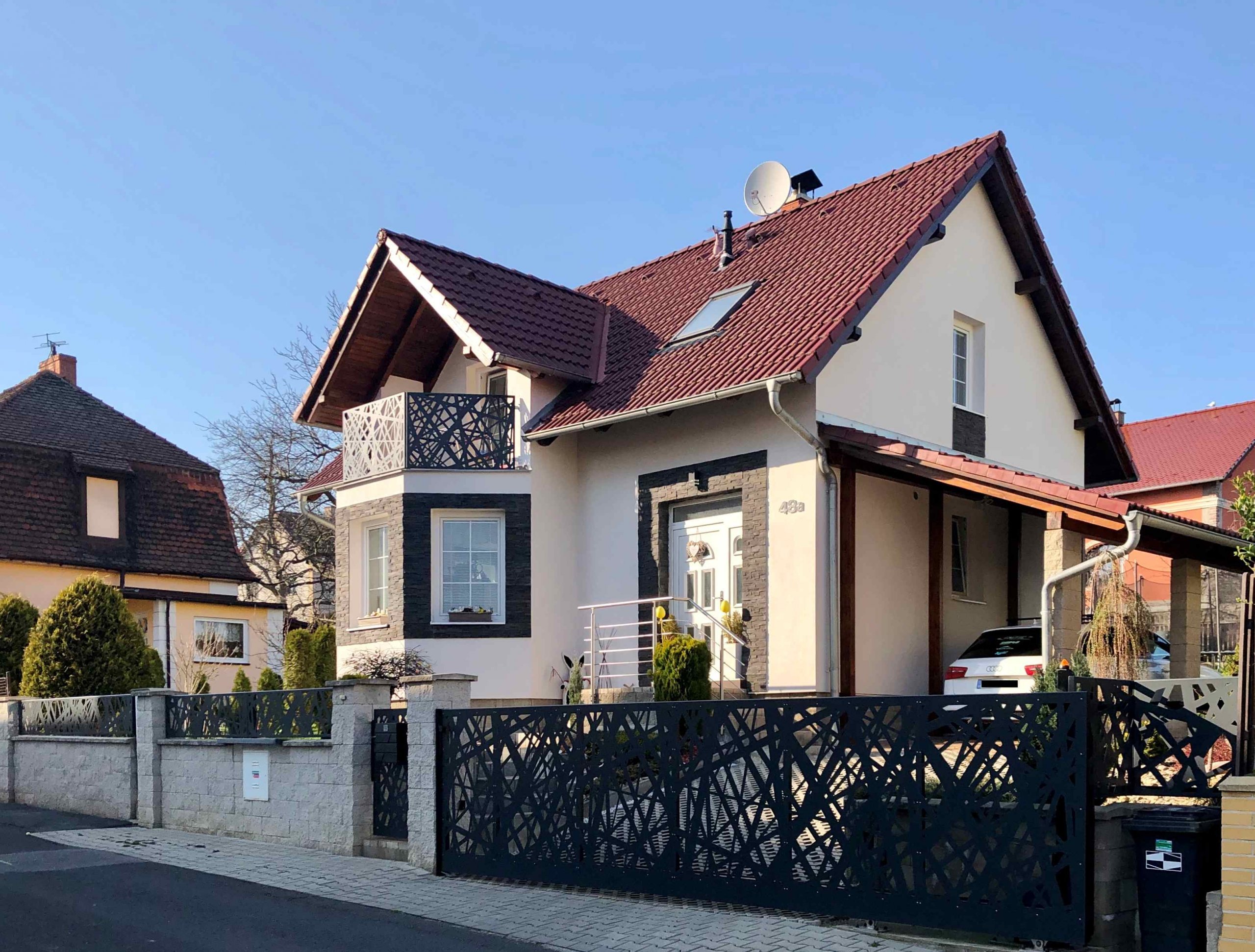 Jak lze oživit Váš dům a sladit jednotlivé prvky v moderním designu? Moderní plot, balkonové zábradlí a posuvná vjezdová brána v oblíbeném designu…
