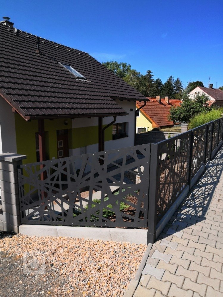 Jednou z dalších realizací bylo oplocení rodinného domku v Čáslavi. Jeho poloha není bohužel dost ideální. Je zapuštěný pod úrovní ulice. Řešili jsme tedy…