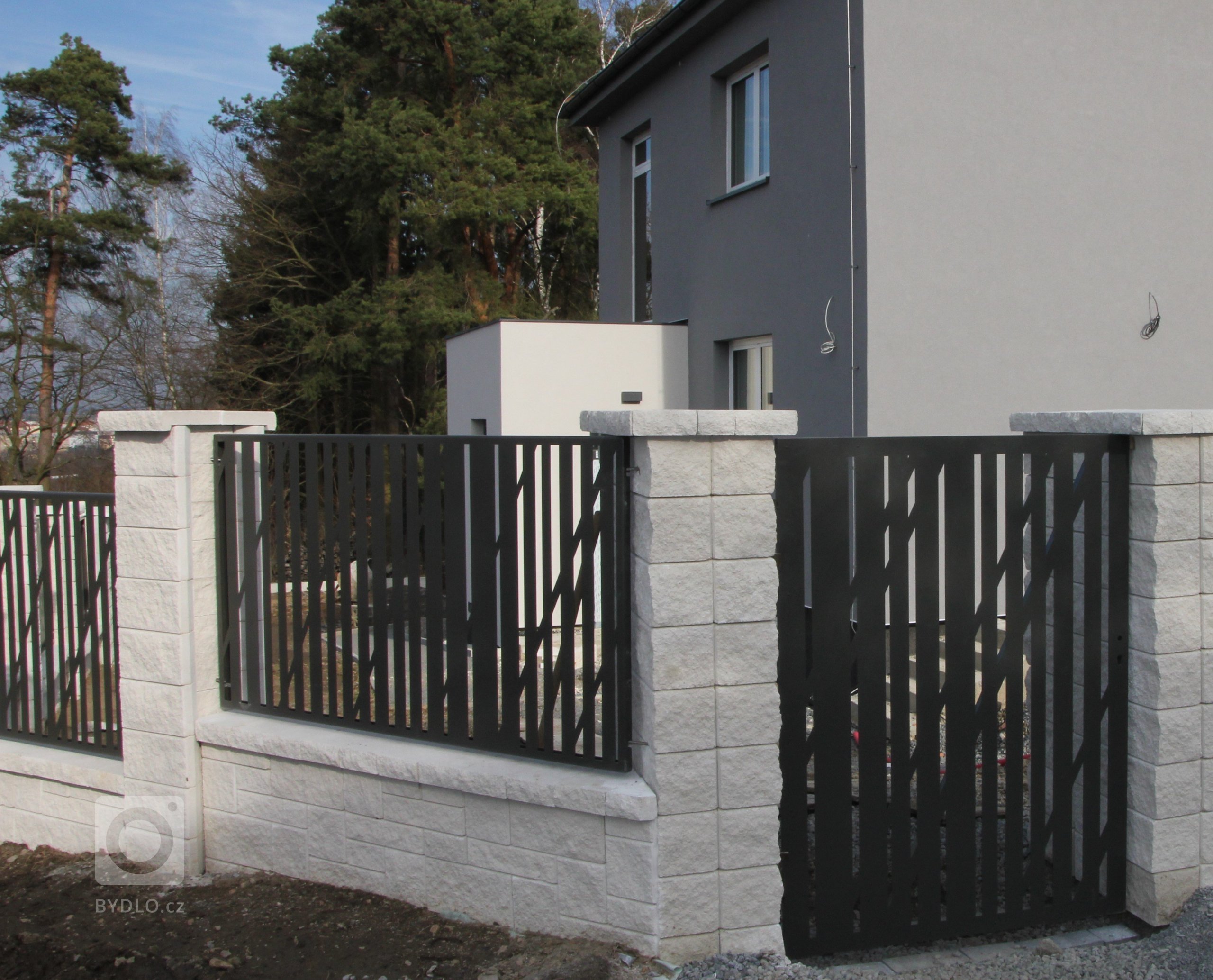 Designové oplocení vyrobené z hliníku.
