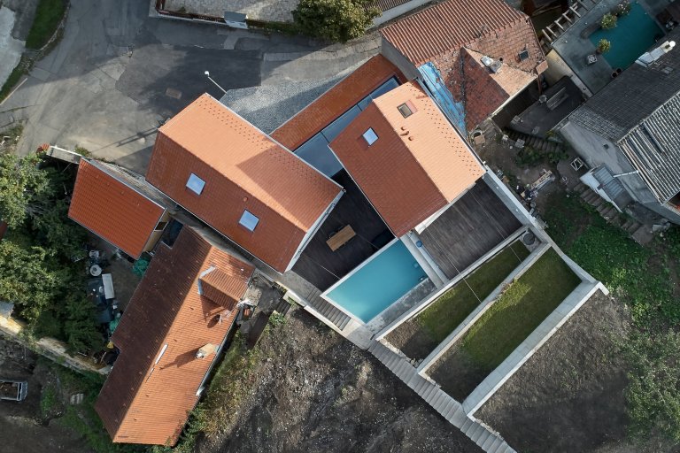 Úzká ulička, kde se zachoval ospalý charakter starých Jinonic, se rozšiřuje a vytváří malé náměstí se studnou.&nbsp;Dominoval zde opuštěný dům, tvořený…
