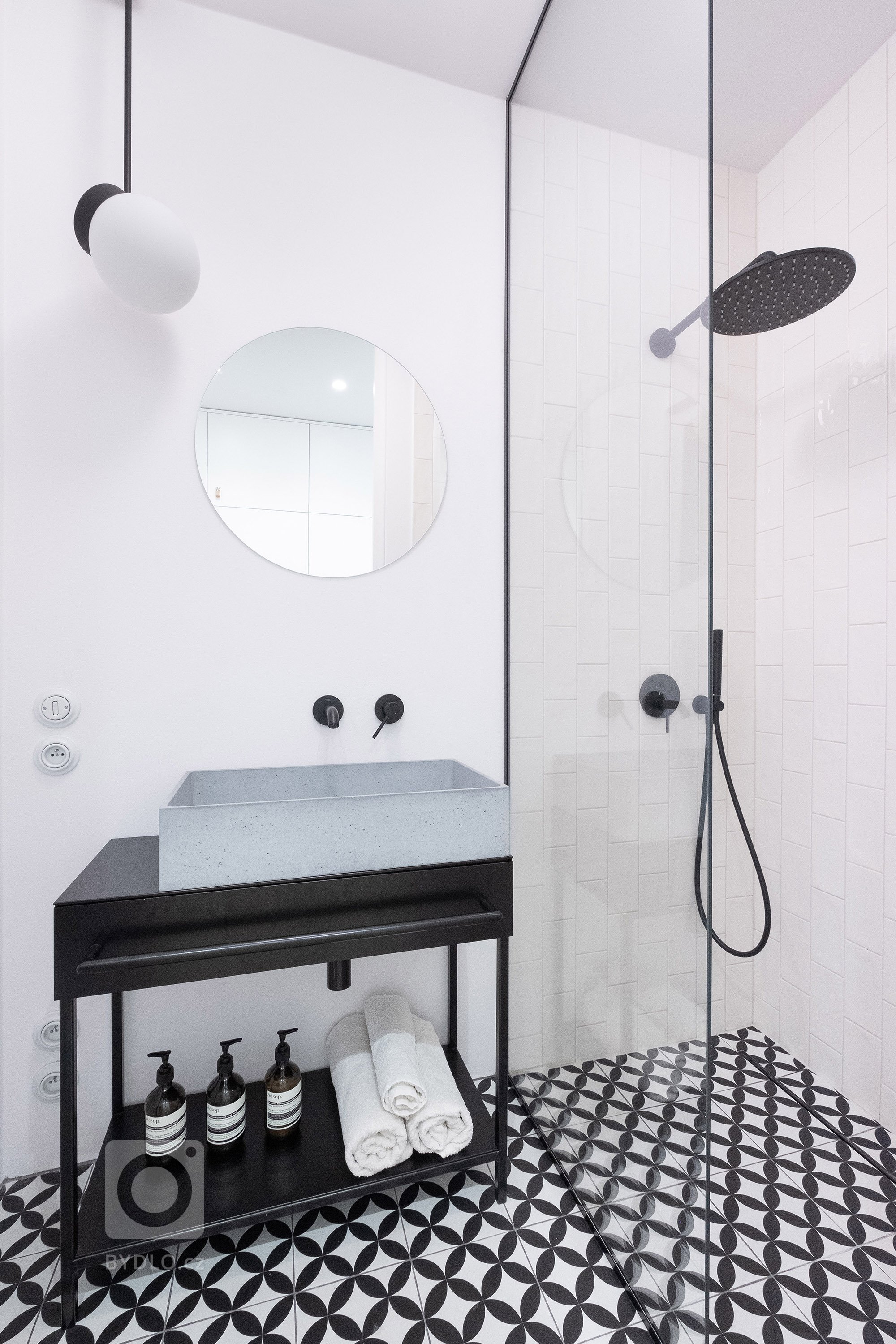 Byt ve 4. patře historického činžovního domu s&nbsp;výhledy do úzkých ulic starých Vršovic, vysoké stropy, velká špaletová okna, poctivé cihlové zdi.
…