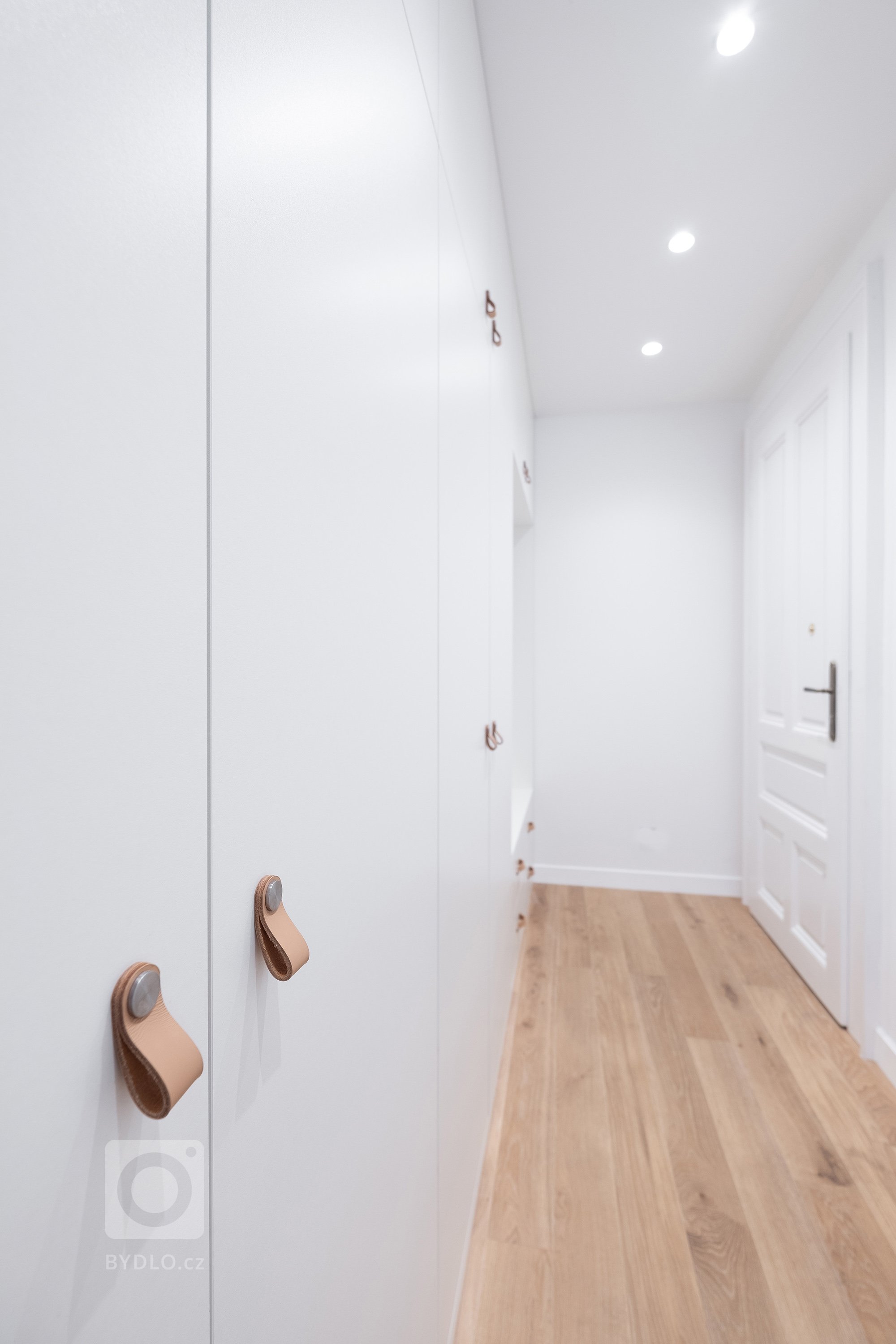 Byt ve 4. patře historického činžovního domu s&nbsp;výhledy do úzkých ulic starých Vršovic, vysoké stropy, velká špaletová okna, poctivé cihlové zdi.
…