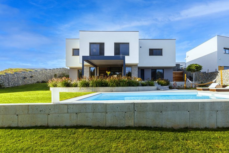 Pasivní Vila dům v Podolance je výsledkem&nbsp;dlouhodobé a pečlivé spolupráce&nbsp;náročného investora a našeho ateliéru. Výsledkem je&nbsp;maximálně…