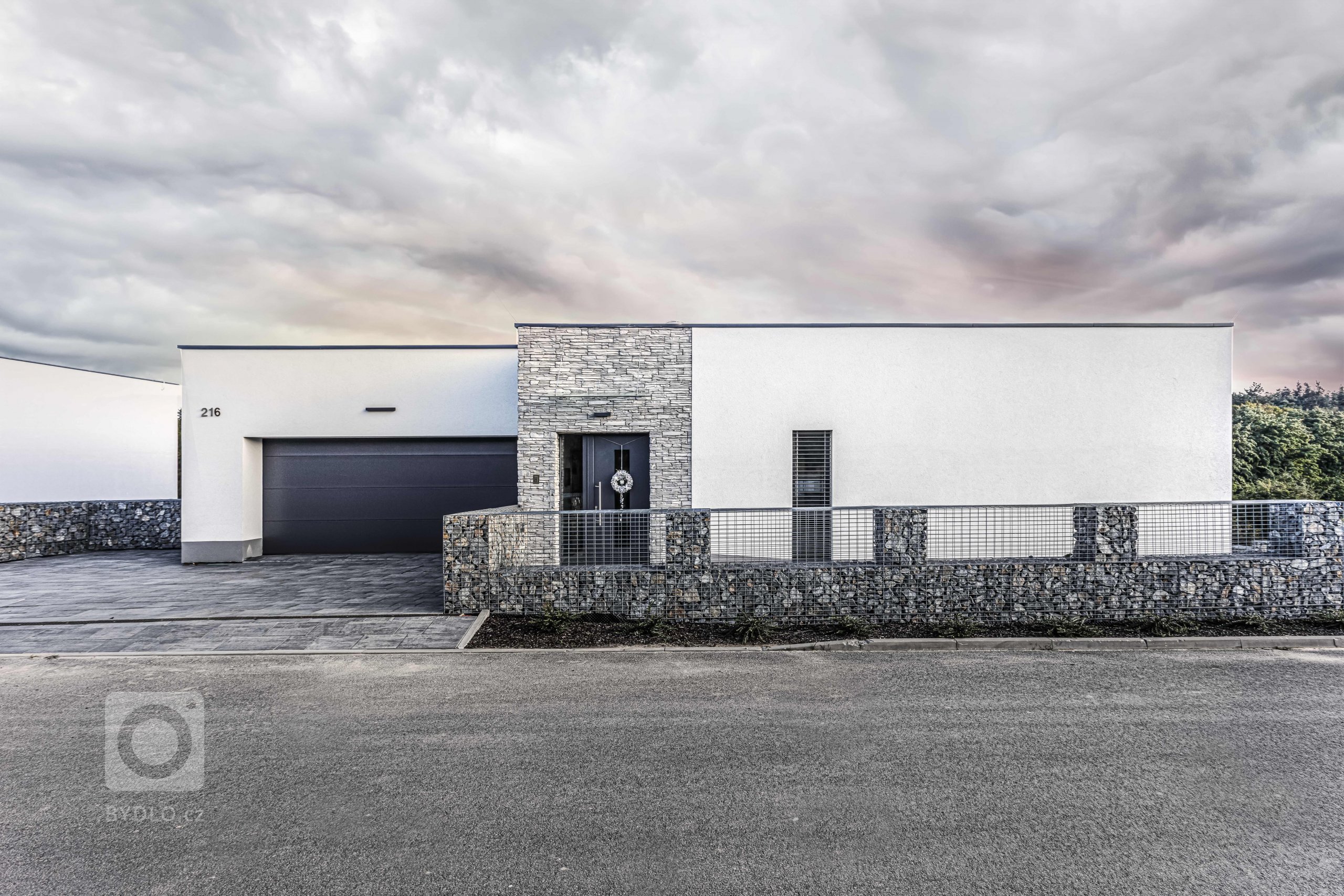 Pasivní Vila dům v Podolance je výsledkem&nbsp;dlouhodobé a pečlivé spolupráce&nbsp;náročného investora a našeho ateliéru. Výsledkem je&nbsp;maximálně…