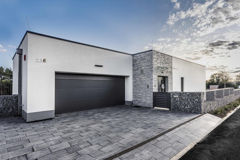 Pasivní Vila dům v Podolance je výsledkem&nbsp;dlouhodobé a pečlivé spolupráce&nbsp;náročného investora a našeho ateliéru. Výsledkem je&nbsp;maximálně…